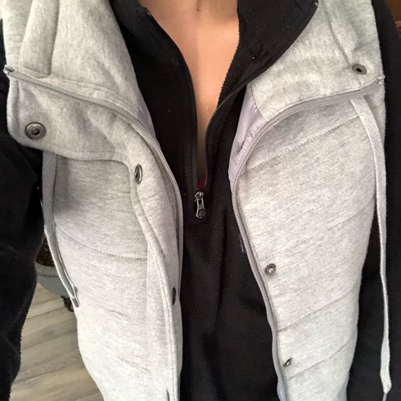 Women’s Size Small Puffer Vest - Picture 7 of 7